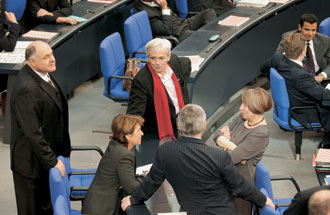 Parlamentarier von Bündnis 90/Die Grünen (v. l.): Rezzo Schlauch, Thea Dückert, Hans-Christian Ströbele, Joschka Fischer und Antje Vollmer.