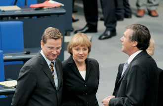 Oppositionelle im Gespräch: Guido Westerwelle (FDP), Angela Merkel (CDU/CSU) und Wolfgang Gerhardt (FDP, v.l. n.r.).