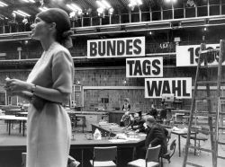 Blick in das Wahlsonderstudio des WDR in Köln während der letzten Vorbereitungen am 15. September 1965. Von hier wird das WDR-Zeitgeschehen und die Tagesschau der ARD über die Ergebnisse der Bundestagswahl 1965 berichten.