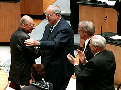 v.l. Polens Außenminister Wladyslaw Bartoszewski; Beifall spenden Bundeskanzler Helmut Kohl, Johannes Rau, Bundespräsident Roman Herzog