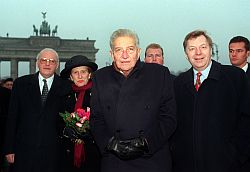 vor dem Brandenburger Tor: Präsident Israels Ezer Weizmann (M) und seine Frau Reuma (2.v.l.), Bundespräsident Roman Herzog (l.) und Eberhard Diepgen (r.)