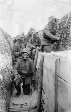 Foto, 1916: Soldaten mit Gasmasken im Schützengraben