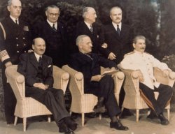 Fotografie: Attlee, Truman und Stalin. Die Vertreter der drei alliierten Siegermächte, sitzend, und dahinter stehend, ihre Mitarbeiter.