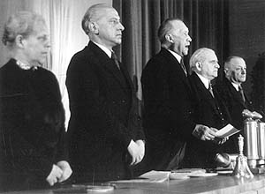 Fotografie: Konrad Adenauer verkündet das GG