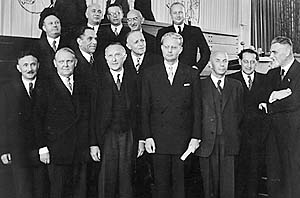 Fotografie: Mitglieder des Adenauer-Kabinett