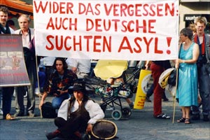 Fotografie: Demonstranten mit Transparent mit der Aufschrift 'Wider das Vergessen: Auch Deutsche suchten Asyl!'