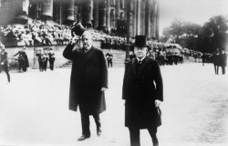 Fotografie, 1929: Paul v. Hindenburg und Hans Luther vom Reichstag kommend.