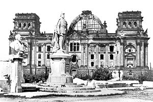 Fotografie: Das zerstörte Reichstagsgebäude