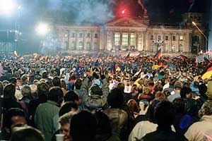 Fotografie: Mitternacht, jubelnde Menschenmenge vor dem Reichstag