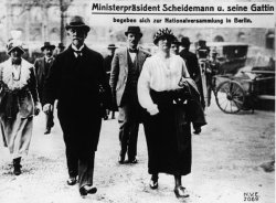 Fotografie, 1919: Ministerpräsident Philipp Scheidemann mit seiner Gattin auf dem Weg zur Nationalversammlung in Berlin
