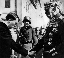 Fotografie, 1933: Tag von Potsdam, A. Hitler begrüsst Reichspräsident Hindenburg 