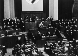 Fotografie, 1933: Hitler während seiner Regierungserklärung