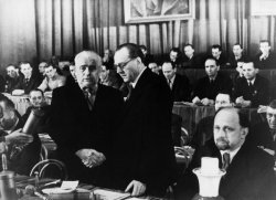 Fotografie, 1946: im Berliner Admiralspalast - Wilhelm Pieck (links) und Otto Grotewohl, die beiden neugewählten Vorsitzenden der SED, besiegeln die Vereinigung mit einem Händedruck, rechts: Walter Ulbricht