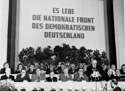 Fotografie: Wilhelm Pieck bei der Verlesung der Proklamation auf der ausserordentlichen Sitzung des Nationalrates.