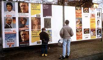 Abbildung der Wahlplakate des Wahlkampfes 1987 der großen Parteien nebeneinander auf einer Plakatwand