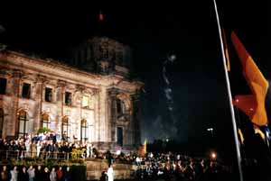 Menschen vor dem Reichstag in der Nacht zum 3. 10. 1990