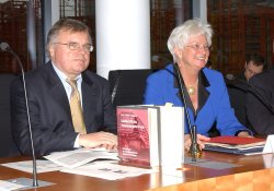 Séance constitutive de la commission du travail et des affaires sociales. À gauche, le président Gerald Weis (CDU/CSU), et Gerda Hasselfeldt (CDU/CSU), vice-présidente du Bundestag.