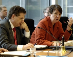 Le gouvernement informe le Bundestag ? Barbara Hendricks (à d.), secrétaire d?État parlementaire, et Eduard Oswald, président de la commission des finances