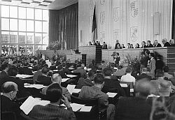 Séance constitutive du premier Bundestag allemand, le 7 septembre 1949 à Bonn, dans l'ancienne Académie de pédagogie.