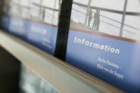 Foto: Informationsmaterial über den Deutschen Bundestag steht in einem Regal