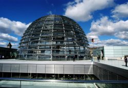 Foto: Kuppel des Reichstagsgebäudes mit Blick auf darunter liegende Räume