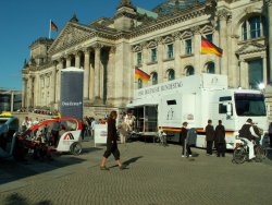 Infomobil vor dem Reichstagsgebäude