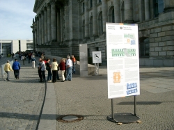 Besucher stehen vor dem Eingang des Reichstagsgebäudes