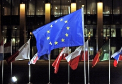 Foto: Europafahne und Flaggen der teilnehmenden Länder im Innenhof des Justus-Lipsius-Gebäudes, dem Sitz des Europäischen Rates in Brüssel