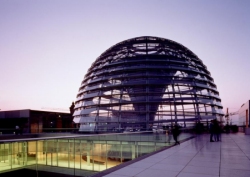 Foto: Kuppel und Dachgartenrestaurant auf dem Reichstagsgebäude
