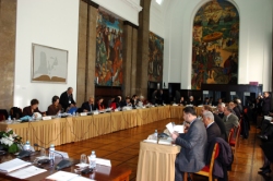 Foto: Arbeitsgrupper der Euromediterranen Parlamentarischen Versammlung in einem Sitzungssaal
