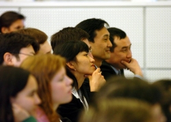 Foto: Teilnehmer des IPS hören einen Vortrag