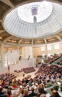 Blick in den Plenarsall des Reichstagsgebäudes während einer Sitzung des Deutschen Bundestages