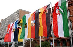 Landesfahnen einiger Bundesländer vor dem Roten Rathaus in Berlin