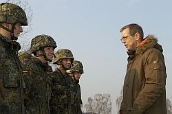 Der Wehrbeauftragte Reinhold Robbe im Gespräch mit Soldaten