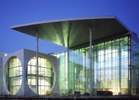 Foto: Marie-Elisabeth-Lüders-Haus am Abend, Sitzungssäle und Büros sind von innen beleuchtet