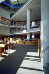 Foto: Blick in die Räumlichkeiten der Bibliothek