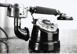 Schwarz-Weiß-Foto: altes Telefon mit Wählscheibe und aufgesetzter Sprechmuschel