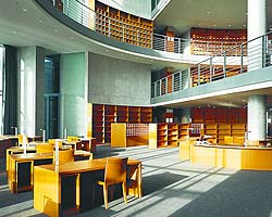Foto: Bibliothek des Deutschen Bundestages mit Arbeitsplätzen und Bücherregalen auf verschiedenen Etagen