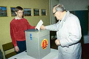 Wähler bei Einwurf seines Wahlzettels in die Wahlurne zur ersten freien Volkskammerwahl