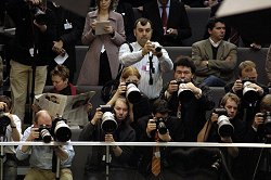 Fotografen auf der Pressetribüne des Reichstagsgebäudes