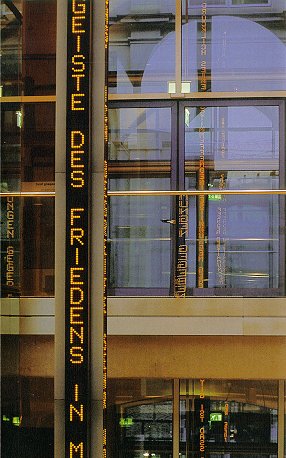 Stele mit Leuchtschrift im Eingangsbereich des Reichstagsgebäudes