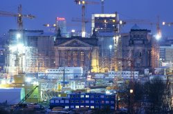 Foto: Das Reichstagsgebäude während der Bauphase 1997 umgeben von zahllosen Kränen