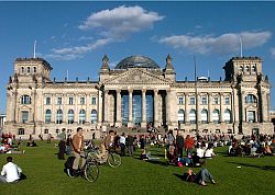 Blick auf das Westportal des Reichstagsgebäudes