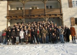 Gruppenfoto vor der Mahn- und Gedenkstätte Ravensbrück