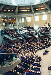 Blick in den Plenarsaal des Reichstagsgebäudes während einer Sitzung des 14. Deutschen Bundestages