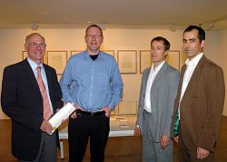 Bundestagspräsident Lammert, CDU/CSU, (li.), mit den Künstlern Matthias Beckmann, (2.v.li.), Lars Peter, (2.v.re.), und Oliver Heissner, (re.).
