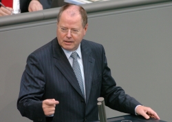 Peer Steinbrück steht am Rednerpult im Plenarsaal.