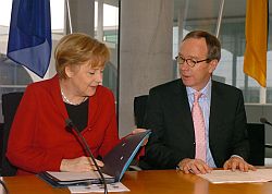 Bundeskanzlerin Dr. Angela Merkel, CDU/CSU, im EU-Ausschuss des Deutschen Bundestages, hier mit dem Ausschussvorsitzenden Matthias Wissmann, CDU/CSU.