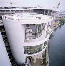 Das Paul-Löbe-Haus schmiegt sich an die Spree an.