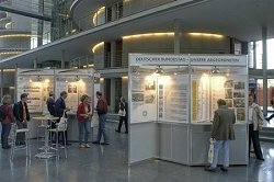 Besucher bei der Wanderausstellung im Paul-Löbe-Haus